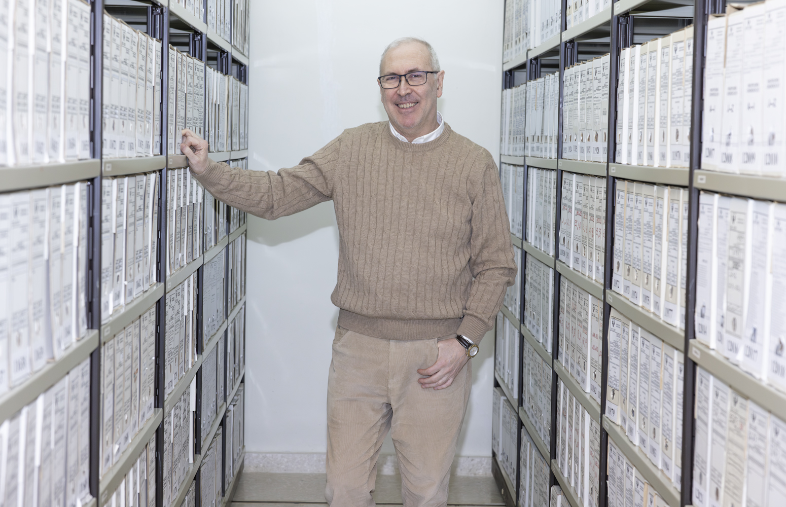 Miguel Ángel Santos Crespo, archivero general de la EHU, entre cajas de archivos